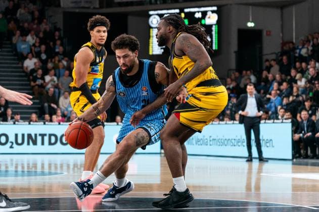 Devon Daniels Veolia Towers Hamburg, 21 on the dribble, Traveon Buchanan MHP RIESEN Ludwigsburg, 02 , GER, Veolia Towers Hamburg vs MHP Riesen Ludwigsburg, Basketball, Bundesliga, Matchday 8, Season 2025 2026, 22 11 2025 GER, Veolia Towers Hamburg vs MHP Riesen Ludwigsburg, Basketball, Bundesliga, Matchday 8, Season 2025 2026, 22 11 2025 Hamburg Copyright: xEibner-Pressefoto MaxxVincenx EP_MVN