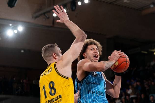 Zacharie Perrin Veolia Towers Hamburg, 52 in duel with Jonas Wohlfarth Bottermann MHP RIESEN Ludwigsburg, 18 , GER, Veolia Towers Hamburg vs MHP Riesen Ludwigsburg, Basketball, Bundesliga, Matchday 8, Season 2025 2026, 22 11 2025 GER, Veolia Towers Hamburg vs MHP Riesen Ludwigsburg, Basketball, Bundesliga, Matchday 8, Season 2025 2026, 22 11 2025 Hamburg Copyright: xEibner-Pressefoto MaxxVincenx EP_MVN