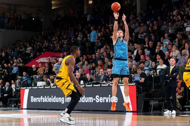 Niklas Wimberg Veolia Towers Hamburg, 17 on throw, Yorman Polas Bartolo MHP RIESEN Ludwigsburg, 13 , GER, Veolia Towers Hamburg vs MHP Riesen Ludwigsburg, Basketball, Bundesliga, Matchday 8, Season 2025 2026, 22 11 2025 GER, Veolia Towers Hamburg vs MHP Riesen Ludwigsburg, Basketball, Bundesliga, Matchday 8, Season 2025 2026, 22 11 2025 Hamburg Copyright: xEibner-Pressefoto MaxxVincenx EP_MVN