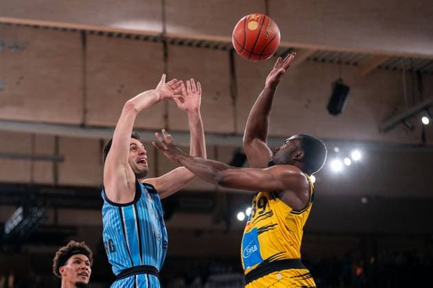 Benedikt Turudic Veolia Towers Hamburg, 44 on throw, Maxwell Dongmo Temoka MHP RIESEN Ludwigsburg, 39 , GER, Veolia Towers Hamburg vs MHP Riesen Ludwigsburg, Basketball, Bundesliga, Matchday 8, Season 2025 2026, 22 11 2025 GER, Veolia Towers Hamburg vs MHP Riesen Ludwigsburg, Basketball, Bundesliga, Matchday 8, Season 2025 2026, 22 11 2025 Hamburg Copyright: xEibner-Pressefoto MaxxVincenx EP_MVN