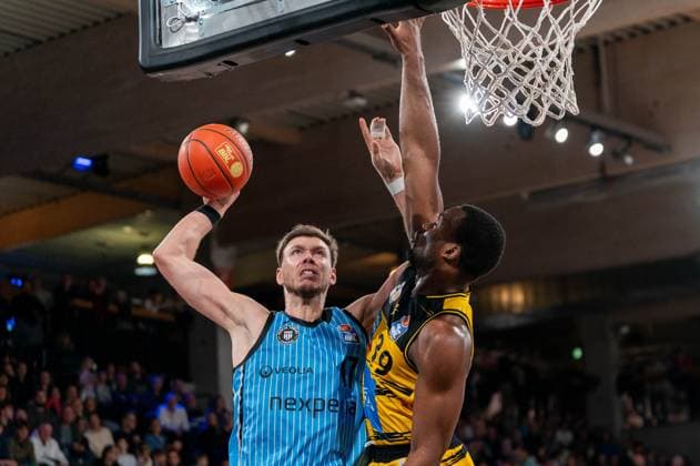 Niklas Wimberg Veolia Towers Hamburg, 17 on a lay-up against Maxwell Dongmo Temoka MHP RIESEN Ludwigsburg, 39 , GER, Veolia Towers Hamburg vs MHP Riesen Ludwigsburg, Basketball, Bundesliga, Matchday 8, Season 2025 2026, 22 11 2025 GER, Veolia Towers Hamburg vs MHP Riesen Ludwigsburg, Basketball, Bundesliga, Matchday 8, Season 2025 2026, 22 11 2025 Hamburg Copyright: xEibner-Pressefoto MaxxVincenx EP_MVN