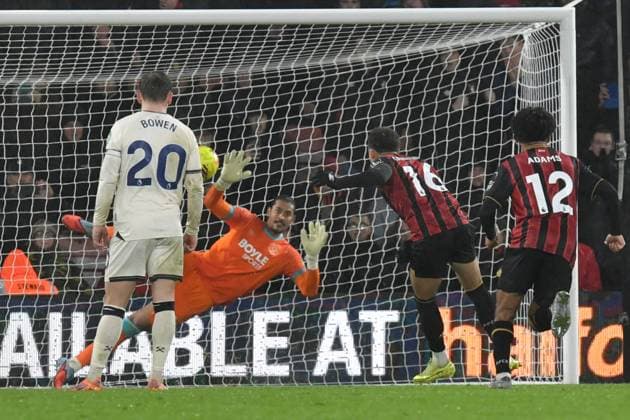 Bournemouth v West Ham United Premier League 22 11 2025. Goal 1-2 - Marcus Tavernier (16) of AFC Bournemouth scores a goal from there penalty spot beating Alphonse Areola (23) of West Ham United during the Premier League match between Bournemouth and West Ham United at the Vitality Stadium, Bournemouth, England on 22 November 2025. Bournemouth Vitality Stadium Dorset England Editorial use only DataCo restrictions apply See www.football-dataco.com , Copyright: xGrahamxHuntx PSI-23261-0053