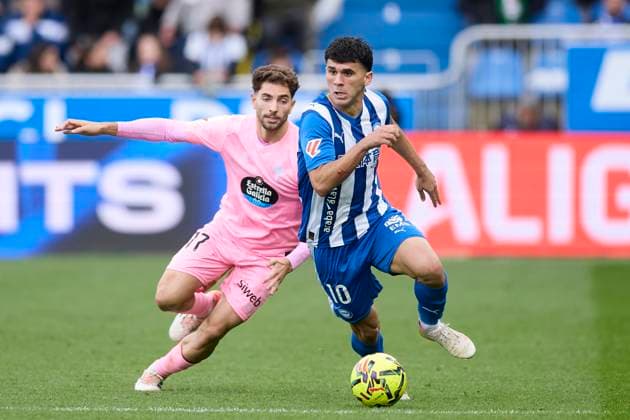 Deportivo Alaves v RC Celta de Vigo - LaLiga EA Sports Javi Rueda of RC Celta de Vigo competes for the ball with Carles Alena of Deportivo Alaves during the LaLiga EA Sports match between Deportivo Alaves and RC Celta de Vigo at Mendizorrotza on November 22, 2025, in Vitoria, Spain. Vitoria Mendizorrotza Basque Country Spain RL_ALVvRCV_000049 Copyright: xRicardoxLarreinax