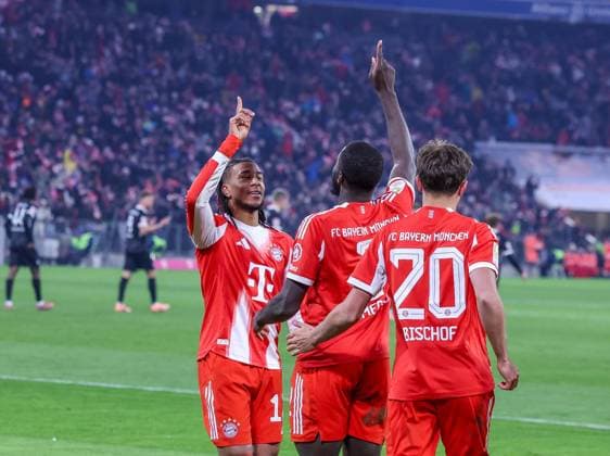 Michael Olise 17 FC Bayern Muenchen and Dayot Upamecano 2 FC Bayern Muenchen with a greeting upwards, cheering for 3 2, FC Bayern Muenchen vs SC Freiburg, Football, Bundesliga, DFL, Season 2025 2026, Hinrunde, 22 11 2025 DFB regulations prohibit any use of photographs as image sequences and or quasi video Muenchen Bayern Germany Copyright: xkolbert-press MartinxAgüerax