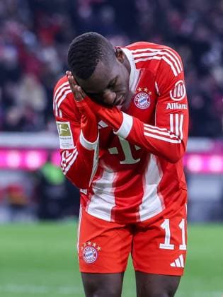 Special goal juel by Nicolas Jackson 11 FC Bayern Muenchen after the goal to 5 2, FC Bayern Muenchen vs SC Freiburg, Football, Bundesliga, DFL, Saison 2025 2026, Hinrunde, 22 11 2025 DFB regulations prohibit any use of photographs as image sequences and or quasi video Muenchen Bayern Germany Copyright: xkolbert-press MartinxAgüerax