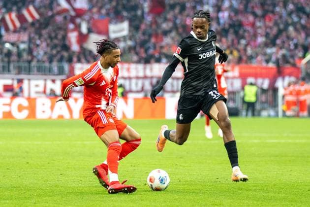 Michael Olise 17 FC Bayern Muenchen in duel with Jordy Makengo 33 SC Freiburg , FC Bayern Muenchen SC Freiburg, Football, Bundesliga, 11 Matchday, 22 11 2025 DFB regulations prohibit any use of photographs as image sequences and or quasi video Muenchen Bayern Germany Copyright: xkolbert-press UlrichxGamelx