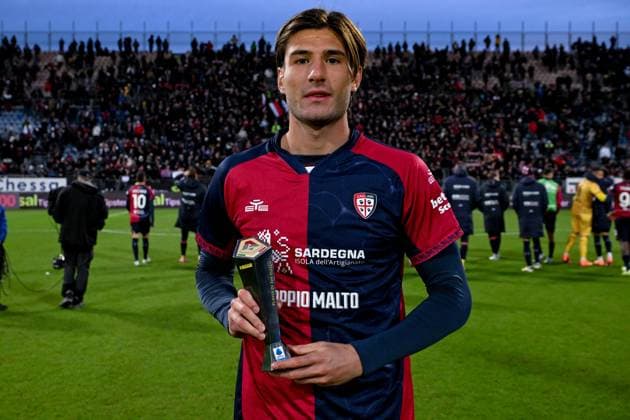 Cagliari s Gennaro Borrelli is the Panini Player of the Match at the end of Serie A soccer match between Cagliari Calcio and Genoa at the Unipol Domus in Cagliari, Sardinia - Saturday, 22 november 2025. - Soccer  Copyright: xGianlucaxZuddas LaPressex