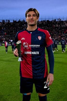 Cagliari s Gennaro Borrelli is the Panini Player of the Match at the end of Serie A soccer match between Cagliari Calcio and Genoa at the Unipol Domus in Cagliari, Sardinia - Saturday, 22 november 2025. - Soccer  Copyright: xGianlucaxZuddas LaPressex