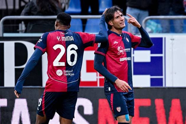 Cagliari s Gennaro Borrelli celebrates after scoring the goal for 3-2 during the Serie A soccer match between Cagliari Calcio and Genoa at the Unipol Domus in Cagliari, Sardinia - Saturday, 22 november 2025. - Soccer  Copyright: xGianlucaxZuddas LaPressex