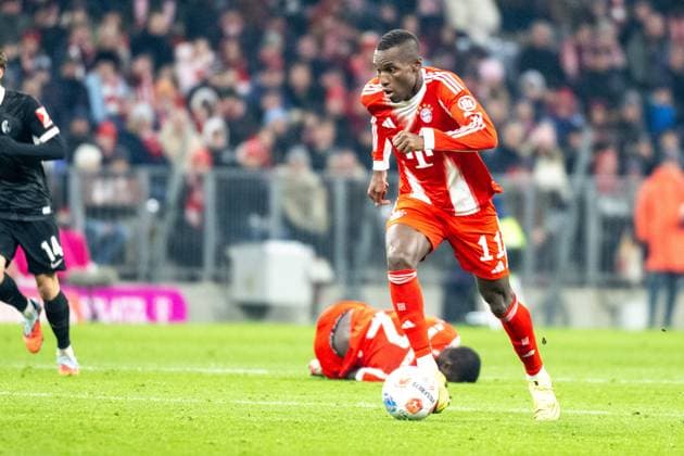 Nicolas Jackson 11 FC Bayern Muenchen Action, FC Bayern Muenchen SC Freiburg, Football, Bundesliga, 11 Matchday, 22 11 2025 DFB regulations prohibit any use of photographs as image sequences and or quasi video Muenchen Bayern Germany Copyright: xkolbert-press UlrichxGamelx