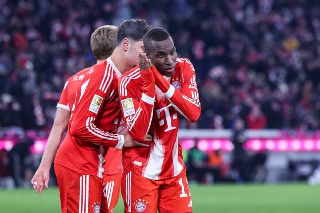 Special goal juel by Nicolas Jackson 11 FC Bayern Muenchen after the goal to 5 2, FC Bayern Muenchen vs SC Freiburg, Football, Bundesliga, DFL, Saison 2025 2026, Hinrunde, 22 11 2025 DFB regulations prohibit any use of photographs as image sequences and or quasi video Muenchen Bayern Germany Copyright: xkolbert-press MartinxAgüerax