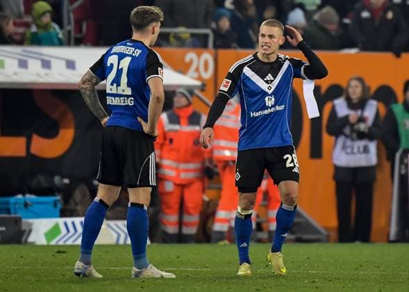 22 11 2025, xemx, Fussball 1 Bundesliga, FC Augsburg Hamburger SV v l Mannschaft, Spieler, enttaeuscht, enttaeuscht schauenend nach Spielende, dissapointed at the end of the match DFL DFB REGULATIONS PROHIBIT ANY USE OF PHOTOGRAPHS as IMAGE SEQUENCES and or QUASI VIDEO Augsburg