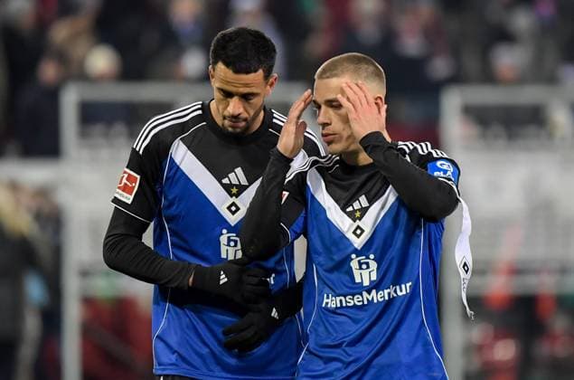 22 11 2025, xemx, Fussball 1 Bundesliga, FC Augsburg Hamburger SV v l Mannschaft, Spieler, enttaeuscht, enttaeuscht schauenend nach Spielende, dissapointed at the end of the match DFL DFB REGULATIONS PROHIBIT ANY USE OF PHOTOGRAPHS as IMAGE SEQUENCES and or QUASI VIDEO Augsburg