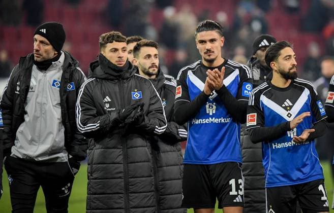 22 11 2025, xemx, Fussball 1 Bundesliga, FC Augsburg Hamburger SV v l Mannschaft, Spieler, enttaeuscht, enttaeuscht schauenend nach Spielende, dissapointed at the end of the match DFL DFB REGULATIONS PROHIBIT ANY USE OF PHOTOGRAPHS as IMAGE SEQUENCES and or QUASI VIDEO Augsburg