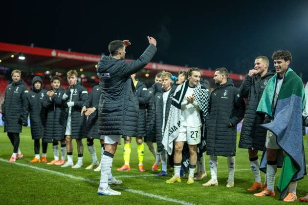 The Gladbachers with their recovered captain Tim Kleindienst Borussia Moenchengladbach, 11 at Igren Fans, GER, 1 FC Heidenheim vs Borussia Moenchengladbach, Football, Bundesliga, 11 Matchday, Season 2025 2026, 22 11 2025, DFL DFB REGULATES PROHIBIT ANY USE OF PHOTOGRAPHS AS IMAGE SEQUENCES AND OR QUASI VIDEO, GER, 1 FC Heidenheim vs Borussia Moenchengladbach, Football, Bundesliga, Matchday 11, Season 2025 2026, 22 11 2025 Heidenheim Copyright: xEibner-Pressefotox EP_EER