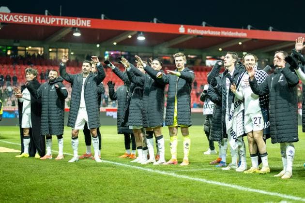 The Gladbachers with their recovered captain Tim Kleindienst Borussia Moenchengladbach, 11 at Igren Fans, GER, 1 FC Heidenheim vs Borussia Moenchengladbach, Football, Bundesliga, 11 Matchday, Season 2025 2026, 22 11 2025, DFL DFB REGULATES PROHIBIT ANY USE OF PHOTOGRAPHS AS IMAGE SEQUENCES AND OR QUASI VIDEO, GER, 1 FC Heidenheim vs Borussia Moenchengladbach, Football, Bundesliga, Matchday 11, Season 2025 2026, 22 11 2025 Heidenheim Copyright: xEibner-Pressefotox EP_EER