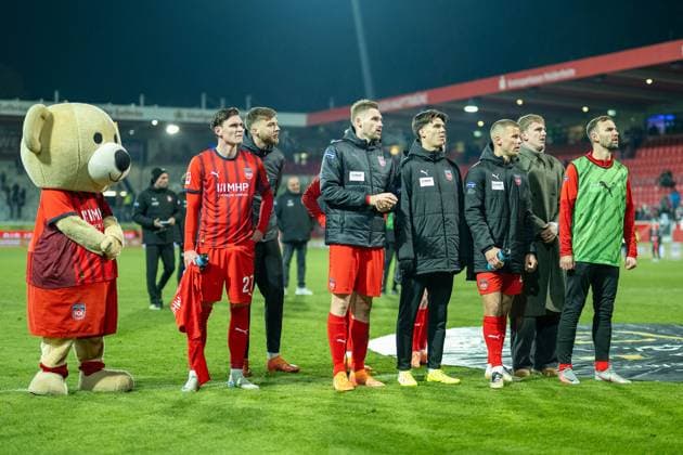 Heidenheim are disappointed, dissatisfied, negative emotions, Thomas Keller FC Heidenheim, 27 , Julian Niehues FC Heidenheim, 16 , Patrick Mainka FC Heidenheim, 06 , Mathias Honsak FC Heidenheim, 17 , Adrian Beck FC Heidenheim, 21 , Benedikt Gimber FC Heidenheim, 05 , GER, 1 FC Heidenheim vs Borussia Moenchengladbach, Football, Bundesliga, Matchday 11, Season 2025 2026, 22 11 2025, DFL DFB REGULATES PROHIBIT ANY USE OF PHOTOGRAPHS AS IMAGE SEQUENCES AND OR QUASI VIDEO, GER, 1 FC Heidenheim vs Borussia Moenchengladbach, Football, Bundesliga, Matchday 11, Season 2025 2026, 22 11 2025 Heidenheim Copyright: xEibner-Pressefotox EP_EER