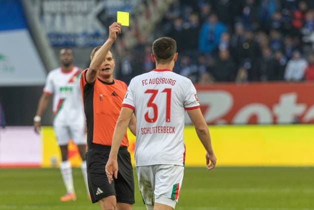 Referee Dr Robin Braun shows Keven Schlotterbeck FC Augsburg the yellow card, FC Augsburg vs Hamburger SV, Soccer, 1 Bundesliga, Matchday 11, 22 11 2025 DFB regulations prohibit any use of photographs as image sequences and or quasi video Copyright: xkolbert-press PeterxFastlx