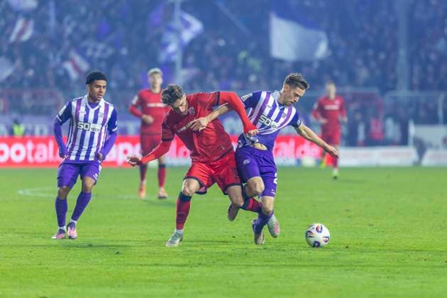 Osnabrück, Germany 22 November 2025 3 Liga 2025 2026 VfL Osnabrück vs FC Ingolstadt 04 In the picture from left in duel Jannik Müller Mueller VfL and Dennis Kaygin FCI DFB regulations prohibit any use of photographs as image sequences and or quasi video Bremer Brücke Niedersachsen Copyright: xFotostandx xSchäferx