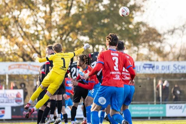 Soccer I Men I Season 2025 2026 I Regionalliga Nord I 20 Matchday I SV Drochtersen Assel FSV Schöningen l I 22 11 2025 Johann Tobias Dahncke 1, FSV Schöningen , Liam Giwah 26, SV Drochtersen Assel , Tjorve Nils Mohr 3, SV Drochtersen Assel Drochtersen Kehdinger Stadion Niedersachsen Germany Copyright: xLobeca JörgxStruwex