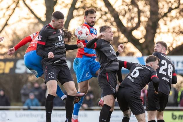 Football I Men I Season 2025 2026 I Regionalliga Nord I 20 Matchday I SV Drochtersen Assel FSV Schöningen l I 22 11 2025 Dimitar Milushev 44, FSV Schöningen , Nico Von Der Reith 12, SV Drochtersen Assel , Haris Hyseni 10, SV Drochtersen Assel , Brian Behrendt 3, FSV Schöningen , Luca Biagio Marino 6, FSV Schöningen , Philipp Herant 28, FSV Schöningen Drochtersen Kehdinger Stadion Niedersachsen Germany Copyright: xLobeca JörgxStruwex