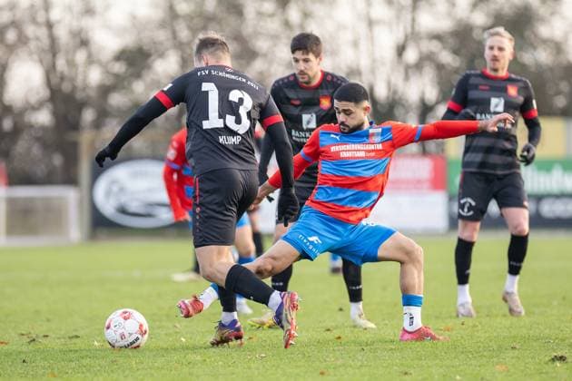 Soccer I Men I Season 2025 2026 I Regionalliga Nord I 20 Matchday I SV Drochtersen Assel FSV Schöningen l I 22 11 2025 Max Peter Klump 13, FSV Schöningen , Allah Aid Hamid 29, SV Drochtersen Assel Drochtersen Kehdinger Stadion Niedersachsen Germany Copyright: xLobeca JörgxStruwex