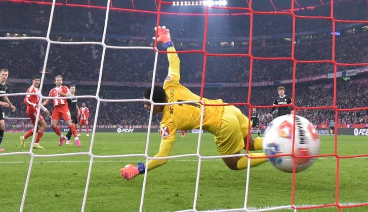 22 11 2025, xblx, Football 1 Bundesliga, FC Bayern Muenchen SC Freiburg v l Harry Kane FC Bayern Muenchen , Goal scored, Goal to 4 2 DFL DFB REGULATIONS PROHIBIT ANY USE OF PHOTOGRAPHS as IMAGE SEQUENCES and or QUASI VIDEO Muenchen