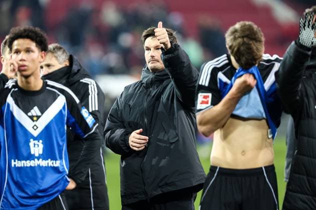 Final score 1 0 for Augsburg HSV lose away game against FCA Disappointment for Merlin Polzin Hamburger SV, Head coach Merlin Polzin Hamburger SV, Head coach praises the fans GER, FC Augsburg vs Hamburger SV, 1 Bundesliga Soccer, 11 Matchday, Season 2025 2026, 22 11 2025 DFB DFL REGULATES PROHIBIT ANY USE OF PHOTOGRAPHS AS IMAGE SEQUENCES AND OR QUASI VIDEO GER, FC Augsburg vs Hamburger SV, 1 Bundesliga Soccer, 11 Matchday, Season 2025 2026, 22 11 2025 Augsburg Copyright: xEibner-Pressefoto RogerxBuerkex EP_RBE