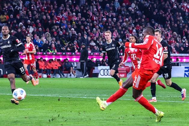 Nicolas Jackson 11 FC Bayern Muenchen with the 5 2, Jubel, Tor, FC Bayern Muenchen vs SC Freiburg, Fußball, Bundesliga, DFL, Saison 2025 2026, Hinrunde, 22 11 2025 DFB regulations prohibit any use of photographs as image sequences and or quasi video Muenchen Bayern Germany Copyright: xkolbert-press MartinxAgüerax