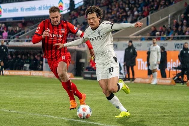 Shuto Machino Borussia Mönchengladbach, 18 passes Patrick Mainka FC Heidenheim, 06, GER, 1 FC Heidenheim 1846 vs Borussia Mönchengladbach, Football, 1 Bundesliga, Matchday 11, Season 2025 2026, 22 11 2025, DFL REGULATES PROHIBIT ANY USE OF PHOTOGRAPHS AS IMAGE SEQUENCES AND OR QUASI VIDEO, GER, 1 FC Heidenheim 1846 vs Borussia Mönchengladbach, Football, 1 Bundesliga, Matchday 11, Season 2025 2026, 22 11 2025, Heidenheim Copyright: xEibner-Pressefoto EdwardxCheungx EP_ECG