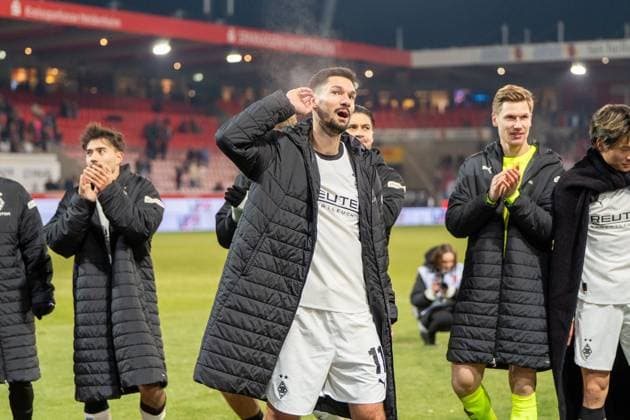 Tim Kleindienst Borussia Mönchengladbach, 11 celebrates the victory with the team, GER, 1 FC Heidenheim 1846 vs Borussia Mönchengladbach, Football, 1 Bundesliga, 11 Matchday, Season 2025 2026, 22 11 2025, DFL REGULATES PROHIBIT ANY USE OF PHOTOGRAPHS AS IMAGE SEQUENCES AND OR QUASI VIDEO, GER, 1 FC Heidenheim 1846 vs Borussia Mönchengladbach, Football, 1 Bundesliga, Matchday 11, Season 2025 2026, 22 11 2025, Heidenheim Copyright: xEibner-Pressefoto EdwardxCheungx EP_ECG
