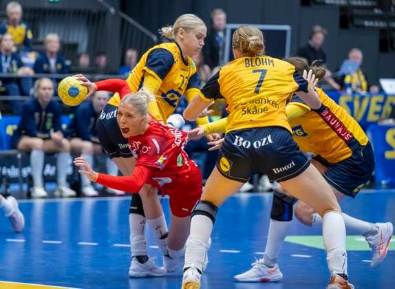 HALMSTAD 2025 11 22 Denmark s Julie Scaglione shoots a goal between Sweden s Emma Lindqvist and Linn Blohm during Saturday s international handball match between Sweden and Denmark in Halmstad Arena HALMSTAD SWEDEN x50090x  Copyright: xJohanxNilssonx xTTx HANDBALL SWEDEN-DENMARK