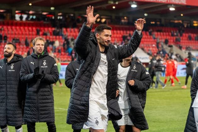 Tim Kleindienst and Team Borussia Mönchengladbach, 11 are happy about the victory after the match, GER, 1 FC Heidenheim 1846 vs Borussia Mönchengladbach, Football, 1 Bundesliga, Matchday 11, Season 2025 2026, 22 11 2025, DFL REGULATES PROHIBIT ANY USE OF PHOTOGRAPHS AS IMAGE SEQUENCES AND OR QUASI VIDEO, GER, 1 FC Heidenheim 1846 vs Borussia Mönchengladbach, Football, 1 Bundesliga, Matchday 11, Season 2025 2026, 22 11 2025, Heidenheim Copyright: xEibner-Pressefoto EdwardxCheungx EP_ECG