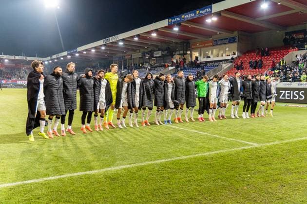 Gladbach cheering in front of the Gaestekurve after the victory, GER, 1 FC Heidenheim 1846 vs Borussia Mönchengladbach, Football, 1 Bundesliga, Matchday 11, Season 2025 2026, 22 11 2025, DFL REGULATES PROHIBIT ANY USE OF PHOTOGRAPHS AS IMAGE SEQUENCES AND OR QUASI VIDEO, GER, 1 FC Heidenheim 1846 vs Borussia Mönchengladbach, Football, 1 Bundesliga, Matchday 11, Season 2025 2026, 22 11 2025, Heidenheim Copyright: xEibner-Pressefoto EdwardxCheungx EP_ECG