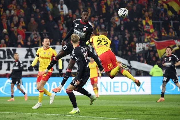 FOOTBALL : RC Lens vs RC Strasbourg - Ligue 1 J13 - 22 11 2025 Mamadou SARR (RC Strasbourg) et Wesley SAÃD (RC Lens) lors du match RC Lens vs RC Strasbourg, Ligue 1 J13, stade Bollaert-Delelis, le 22 novembre 2025 - photo Laurent Sanson PsnewZ  Copyright: xLaurentxSANSONx xPsnewZx