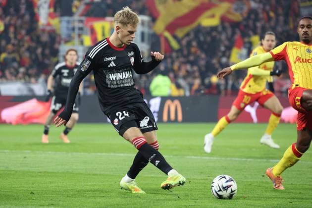 FOOTBALL : RC Lens vs RC Strasbourg - Ligue 1 J13 - 22 11 2025 Lucas HOGSBERG (RC Strasbourg) lors du match RC Lens vs RC Strasbourg, Ligue 1 J13, stade Bollaert-Delelis, le 22 novembre 2025 - photo Laurent Sanson PsnewZ  Copyright: xLaurentxSANSONx xPsnewZx