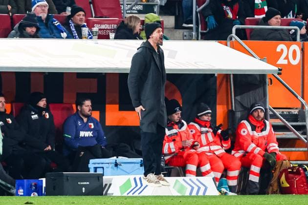 Sandro Wagner FC Augsburg, Head coach takes off and goes airborne, Augsburg leads 1 0 GER, FC Augsburg vs Hamburger SV, 1 Bundesliga Soccer, Matchday 11, Season 2025 2026, 22 11 2025 DFB DFL REGULATES PROHIBIT ANY USE OF PHOTOGRAPHS AS IMAGE SEQUENCES AND OR QUASI VIDEO GER, FC Augsburg vs Hamburger SV, 1 Bundesliga Soccer, Matchday 11, Season 2025 2026, 22 11 2025 Augsburg Copyright: xEibner-Pressefoto RogerxBuerkex EP_RBE