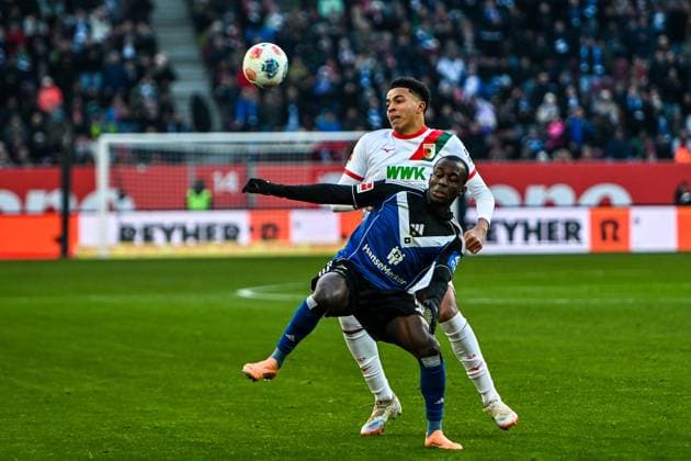 GER, 1 FBL, FC Augsburg vs Hamburger SV 22 11 2025, WWK Arena, Augsburg, GER, 1 FBL, FC Augsburg vs Hamburger SV, in picture Noahkai Banks FC Augsburg, 40 , Jean Luc Dompe Hamburger SV, 7 nordphotoxGmbHx xHafner nph00200