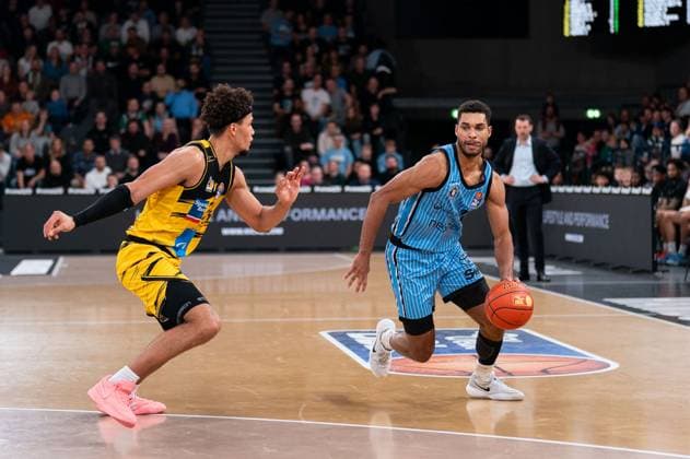 Kenneth Ogbe Veolia Towers Hamburg, 25 dribbling, Brandon Tischler MHP RIESEN Ludwigsburg, 24 , GER, Veolia Towers Hamburg vs MHP Riesen Ludwigsburg, Basketball, Bundesliga, Matchday 8, Season 2025 2026, 22 11 2025 GER, Veolia Towers Hamburg vs MHP Riesen Ludwigsburg, Basketball, Bundesliga, Matchday 8, Season 2025 2026, 22 11 2025 Hamburg Copyright: xEibner-Pressefoto MaxxVincenx EP_MVN