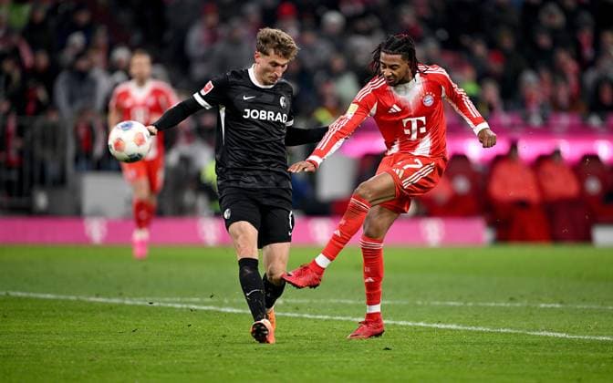Soccer 1 Bundesliga Season 2025 2026 11 Matchday FC Bayern Muenchen SC Freiburg 22 11 2025 Patrick Osterhage left, SC Freiburg against Michael Olise right, FC Bayern Muenchen scores here the goal to 6 2