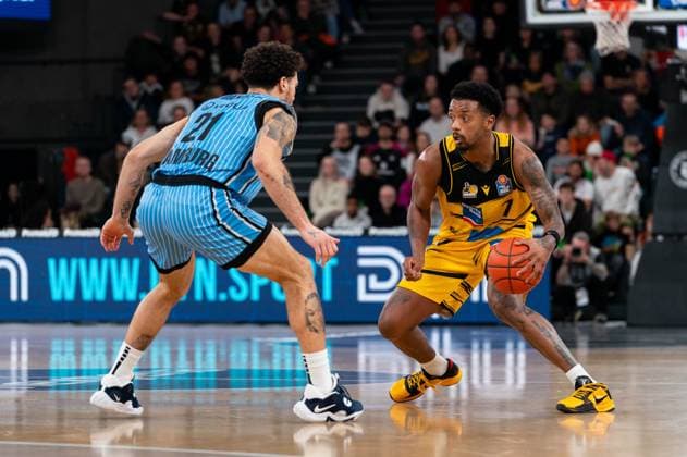Elijah Hughes MHP RIESEN Ludwigsburg, 07 dribbling against Devon Daniels Veolia Towers Hamburg, 21 , GER, Veolia Towers Hamburg vs MHP Riesen Ludwigsburg, Basketball, Bundesliga, Matchday 8, Season 2025 2026, 22 11 2025 GER, Veolia Towers Hamburg vs MHP Riesen Ludwigsburg, Basketball, Bundesliga, Matchday 8, Season 2025 2026, 22 11 2025 Hamburg Copyright: xEibner-Pressefoto MaxxVincenx EP_MVN