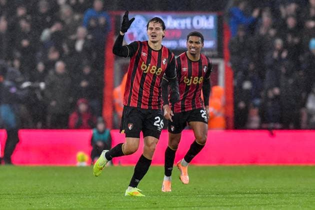 Bournemouth v West Ham United Premier League 22 11 2025. Goal 2-2 - Enes Unal (26) of AFC Bournemouth celebrates scoring the equalising goal during the Premier League match between Bournemouth and West Ham United at the Vitality Stadium, Bournemouth, England on 22 November 2025. Bournemouth Vitality Stadium Dorset England Editorial use only DataCo restrictions apply See www.football-dataco.com , Copyright: xGrahamxHuntx PSI-23261-0077