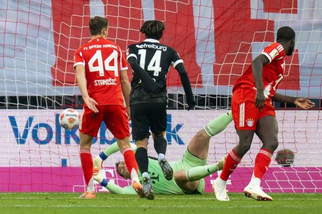 Manuel Neuer 1 FC Bayern Muenchen can not hold, 0 1, Torschuetze Yuito Suzuki 14 SC Freiburg , FC Bayern Muenchen SC Freiburg, Football, Bundesliga, 11 Matchday, 22 11 2025 DFB regulations prohibit any use of photographs as image sequences and or quasi video Muenchen Bayern Germany Copyright: xkolbert-press UlrichxGamelx