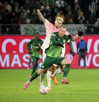 Duel between Robert Andrich Bayer 04 Leverkusen and Maximilian Arnold VfL Wolfsburg Football, Men, Season 2025 2026, 1 Liga, Bundesliga, Volkswagenarena, VfL Wolfsburg vs Bayer Leverkusen, 1 3 DFL REGULATIONS PROHIBIT ANY USE OF PHOTOGRAPHS AS IMAGE SEQUENCES AND OR QUASI VIDEO