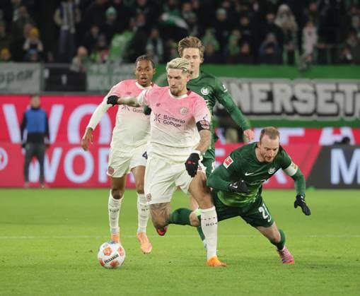 Duel between Robert Andrich Bayer 04 Leverkusen and Maximilian Arnold VfL Wolfsburg Football, Men, Season 2025 2026, 1 Liga, Bundesliga, Volkswagenarena, VfL Wolfsburg vs Bayer Leverkusen, 1 3 DFL REGULATIONS PROHIBIT ANY USE OF PHOTOGRAPHS AS IMAGE SEQUENCES AND OR QUASI VIDEO