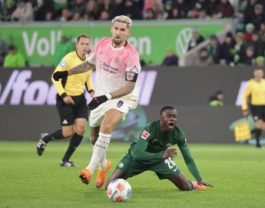 Sael Kumbedi VfL Wolfsburg , Robert Andrich Bayer 04 Leverkusen Football, Men, Season 2025 2026, 1 Liga, Bundesliga, Volkswagenarena, VfL Wolfsburg vs Bayer Leverkusen, 1 3 DFL REGULATIONS PROHIBIT ANY USE OF PHOTOGRAPHS AS IMAGE SEQUENCES AND OR QUASI VIDEO