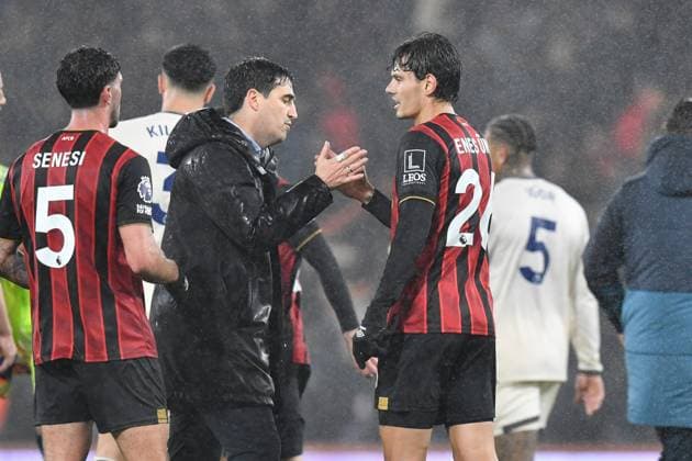Bournemouth v West Ham United Premier League 22 11 2025. AFC Bournemouth manager Andoni Iraola congratulates Enes Unal (26) of AFC Bournemouth at full time during the Premier League match between Bournemouth and West Ham United at the Vitality Stadium, Bournemouth, England on 22 November 2025. Bournemouth Vitality Stadium Dorset England Editorial use only DataCo restrictions apply See www.football-dataco.com , Copyright: xGrahamxHuntx PSI-23261-0078