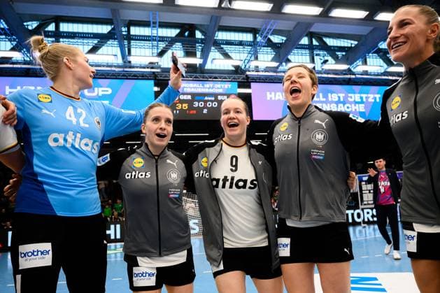 Handball, Womens national match Germany Switzerland Goalkeeper Katharina Filter Germany , Alexia Hauf Germany , Lisa Antl Germany , Alina Grijseels Germany Final cheer Final cheer Emotion Joy Goeppeingen EWS Arena Germany