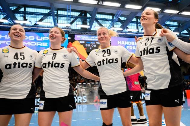Handball, Womens national match Germany Switzerland from left Jolina Huhnstock Germany , Nina Engel Germany , Antje Döll Doell Germany , Julia Maidhof Germany Final cheer Final cheer Emotion Joy Goeppeingen EWS Arena Germany