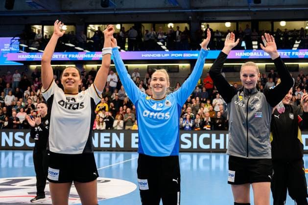 Handball, Womens national match Germany Switzerland Aimee von Pereira Germany , Goalkeeper Katharina Filter Germany , Viola Leuchter Germany Final cheer Final cheer Emotion Joy Goeppeingen EWS Arena Germany